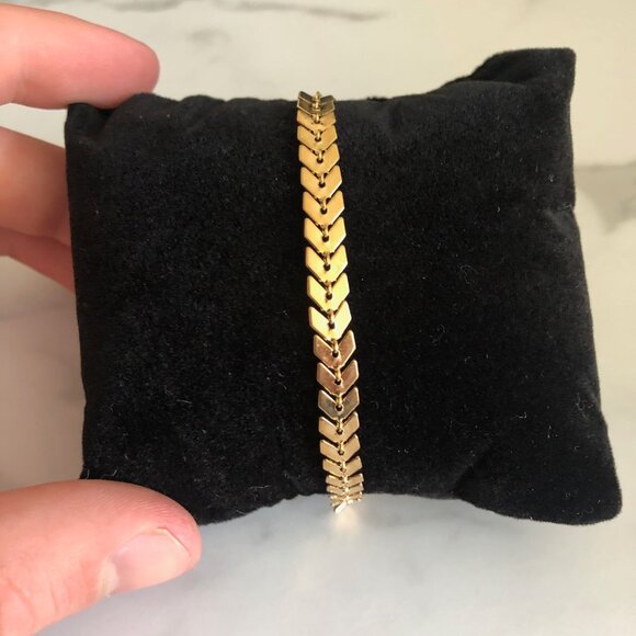 Arrow Leaf Style Shimmery Bracelet - Gold Plated - Picture 2 of 4